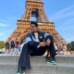 Sunny Hinduja Instagram - जब से हम मिले थे, हमेशा यहाँ आने के सिर्फ़ plans ही बनाए हैं। आज तक़रीबन 13-15 साल बाद मौक़ा लगा। इस लम्हे को क़ैद तो नई कर सकते पर फिर भी उसकी ख़ुशी तो बाट ही सकते हैं ! Love you @shinjiniraval ♥️ ….. Shukriya @shagunj0shi ji mujhe accha aur presentable dikhane ke liye🙏 Styled by @shagunj0shi Assisted by @thatchichechic Jacket @popzaar @siddhantagrawallabel Cargos @popzaar @mxmmamona My Man @rochron ♥️ #paris #love #happy #france Paris, France