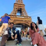 Sunny Hinduja Instagram - जब से हम मिले थे, हमेशा यहाँ आने के सिर्फ़ plans ही बनाए हैं। आज तक़रीबन 13-15 साल बाद मौक़ा लगा। इस लम्हे को क़ैद तो नई कर सकते पर फिर भी उसकी ख़ुशी तो बाट ही सकते हैं ! Love you @shinjiniraval ♥️ ….. Shukriya @shagunj0shi ji mujhe accha aur presentable dikhane ke liye🙏 Styled by @shagunj0shi Assisted by @thatchichechic Jacket @popzaar @siddhantagrawallabel Cargos @popzaar @mxmmamona My Man @rochron ♥️ #paris #love #happy #france Paris, France