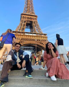 Sunny Hinduja Instagram - जब से हम मिले थे, हमेशा यहाँ आने के सिर्फ़ plans ही बनाए हैं। आज तक़रीबन 13-15 साल बाद मौक़ा लगा। इस लम्हे को क़ैद तो नई कर सकते पर फिर भी उसकी ख़ुशी तो बाट ही सकते हैं !
Love you @shinjiniraval ♥️
…..
Shukriya @shagunj0shi ji mujhe accha aur presentable dikhane ke liye🙏

Styled by @shagunj0shi
Assisted by @thatchichechic

Jacket @popzaar @siddhantagrawallabel 
Cargos @popzaar @mxmmamona 

My Man @rochron ♥️
#paris #love #happy #france