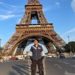Sunny Hinduja Instagram - जब से हम मिले थे, हमेशा यहाँ आने के सिर्फ़ plans ही बनाए हैं। आज तक़रीबन 13-15 साल बाद मौक़ा लगा। इस लम्हे को क़ैद तो नई कर सकते पर फिर भी उसकी ख़ुशी तो बाट ही सकते हैं ! Love you @shinjiniraval ♥️ ….. Shukriya @shagunj0shi ji mujhe accha aur presentable dikhane ke liye🙏 Styled by @shagunj0shi Assisted by @thatchichechic Jacket @popzaar @siddhantagrawallabel Cargos @popzaar @mxmmamona My Man @rochron ♥️ #paris #love #happy #france Paris, France