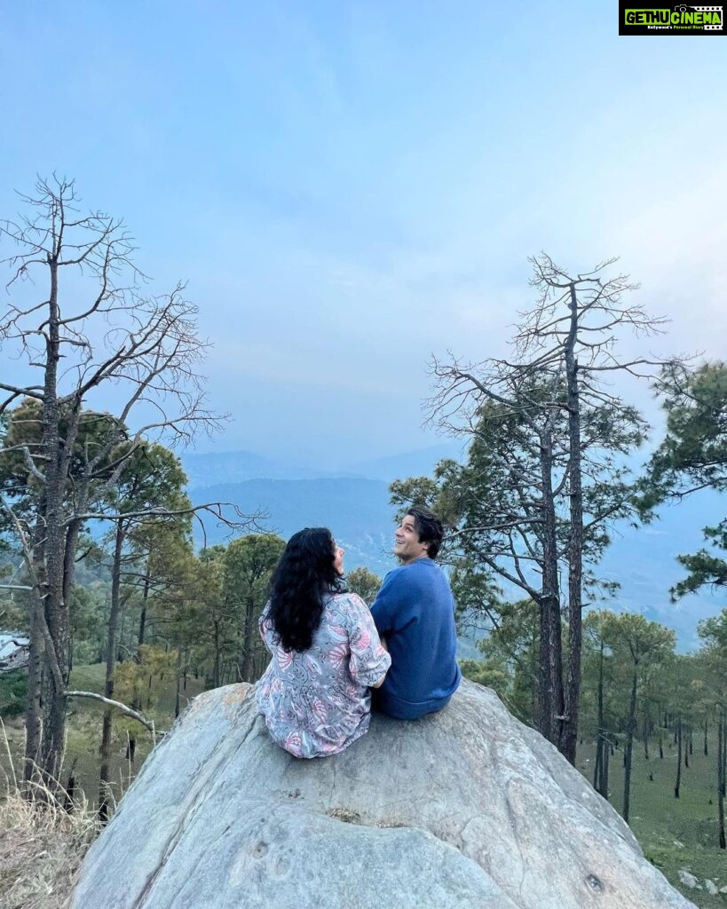 Sunny Hinduja Instagram - “दिल है कहीं पहाड़ों में..थोड़ा सा कहीं है किनारों में “ #mountains #love #breaktime #happiness #shootdiaries #wandering Almora