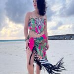 Sunny Leone Instagram – Beautiful sunset!! 
@brenniakottefaru #brenniakottefaru 

Outfit by @labeld
Styled by @hitendrakapopara
Fashion Team @tanyakalraaa
@sarinabudathoki Brennia Kottefaru
