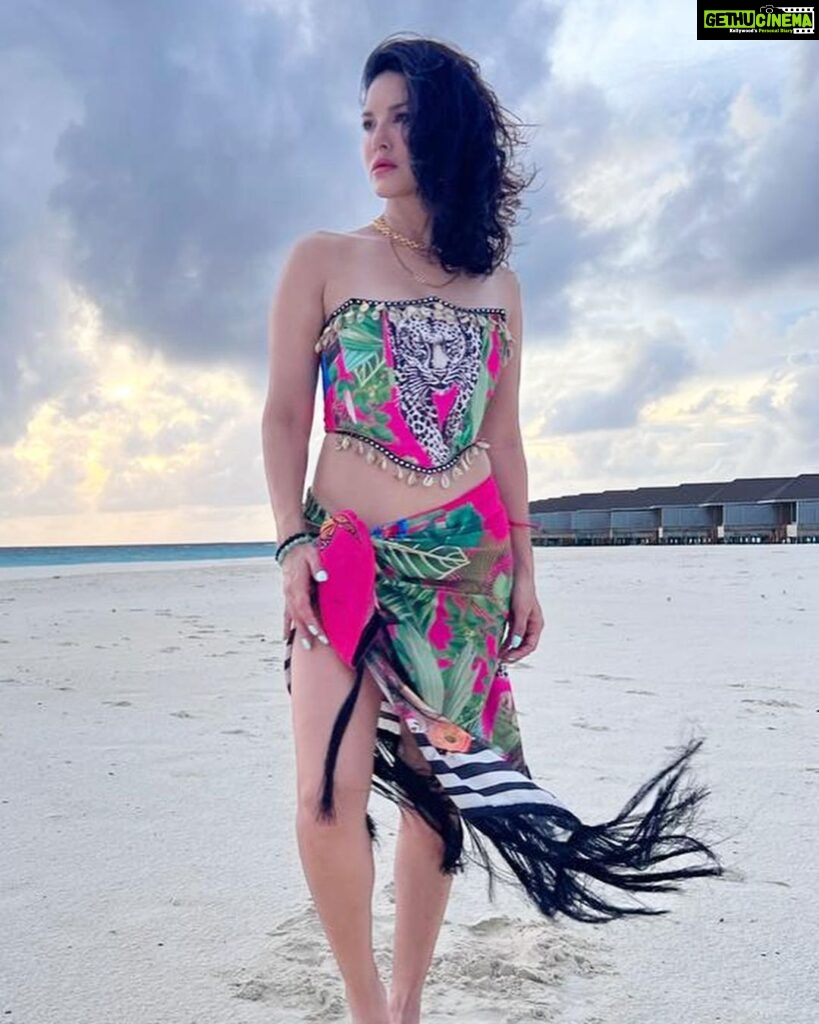 Sunny Leone Instagram - Beautiful sunset!! @brenniakottefaru #brenniakottefaru Outfit by @labeld Styled by @hitendrakapopara Fashion Team @tanyakalraaa @sarinabudathoki Brennia Kottefaru