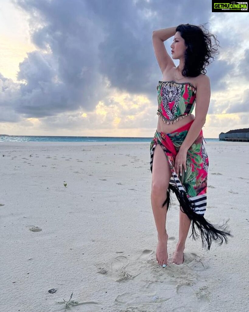 Sunny Leone Instagram - Beautiful sunset!! @brenniakottefaru #brenniakottefaru Outfit by @labeld Styled by @hitendrakapopara Fashion Team @tanyakalraaa @sarinabudathoki Brennia Kottefaru