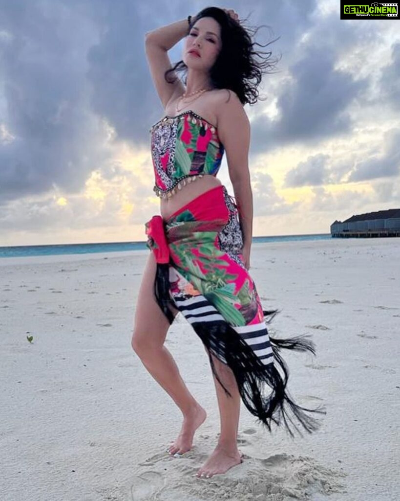 Sunny Leone Instagram - Beautiful sunset!! @brenniakottefaru #brenniakottefaru Outfit by @labeld Styled by @hitendrakapopara Fashion Team @tanyakalraaa @sarinabudathoki Brennia Kottefaru