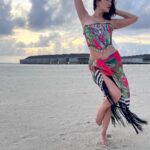 Sunny Leone Instagram – Beautiful sunset!! 
@brenniakottefaru #brenniakottefaru 

Outfit by @labeld
Styled by @hitendrakapopara
Fashion Team @tanyakalraaa
@sarinabudathoki Brennia Kottefaru