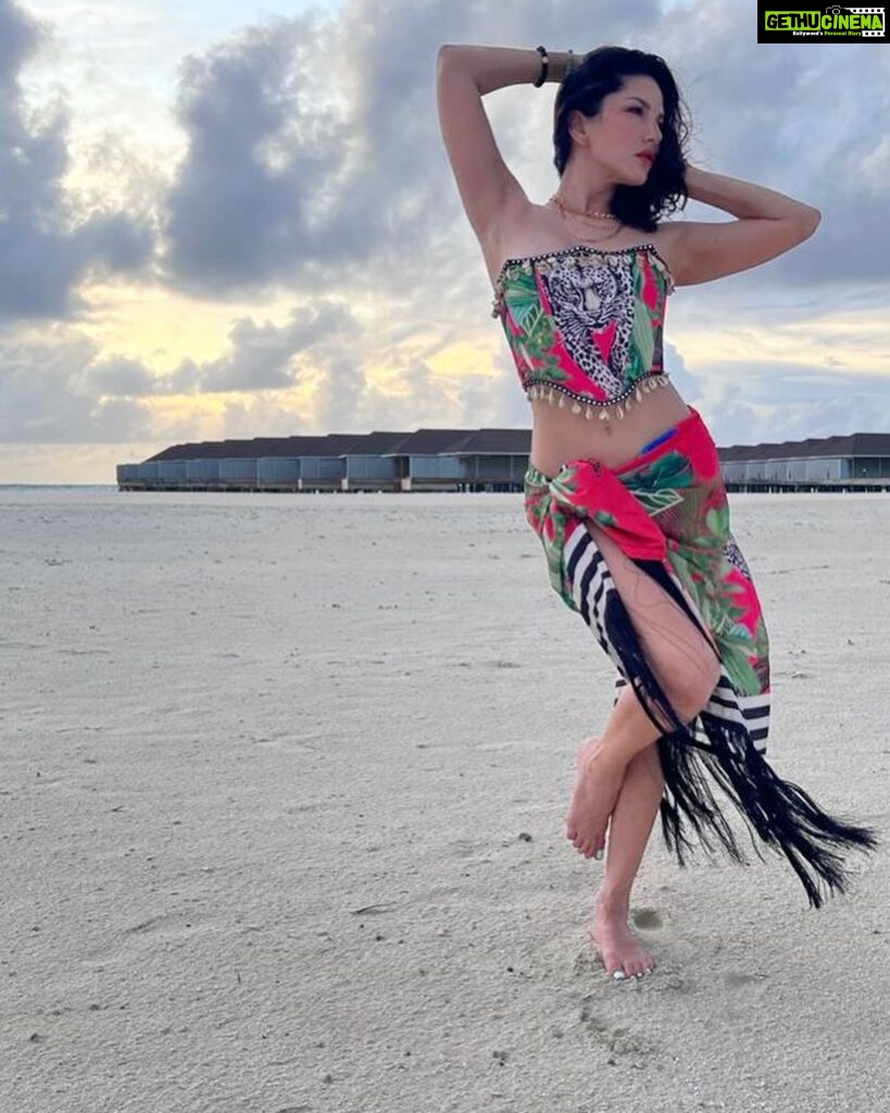 Sunny Leone Instagram - Beautiful sunset!! @brenniakottefaru #brenniakottefaru Outfit by @labeld Styled by @hitendrakapopara Fashion Team @tanyakalraaa @sarinabudathoki Brennia Kottefaru