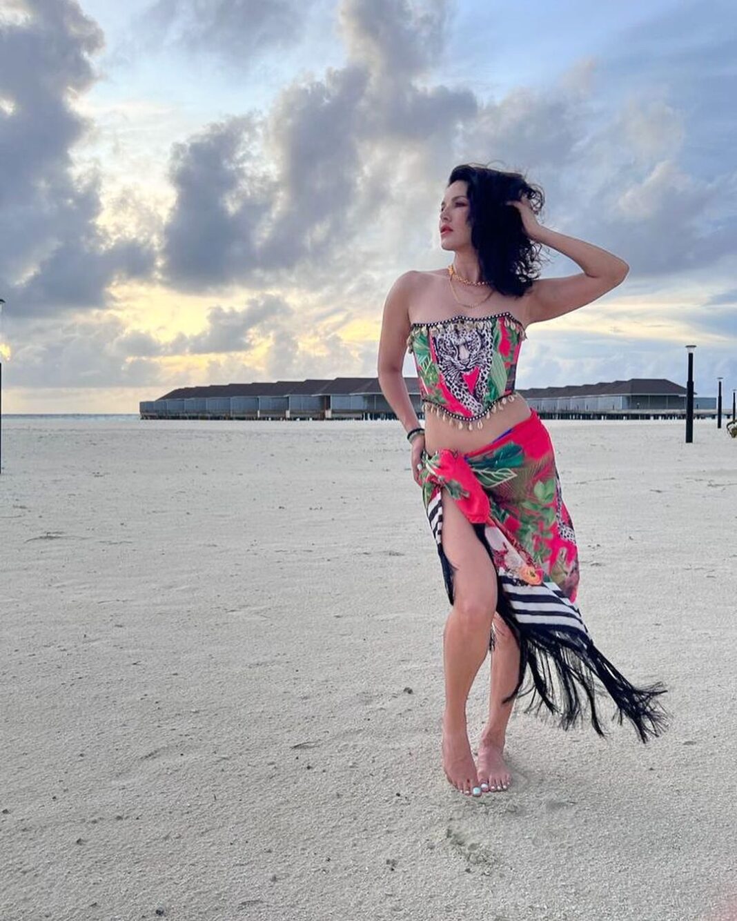 Sunny Leone Instagram - Beautiful sunset!! @brenniakottefaru #brenniakottefaru Outfit by @labeld Styled by @hitendrakapopara Fashion Team @tanyakalraaa @sarinabudathoki Brennia Kottefaru