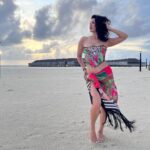 Sunny Leone Instagram – Beautiful sunset!! 
@brenniakottefaru #brenniakottefaru 

Outfit by @labeld
Styled by @hitendrakapopara
Fashion Team @tanyakalraaa
@sarinabudathoki Brennia Kottefaru