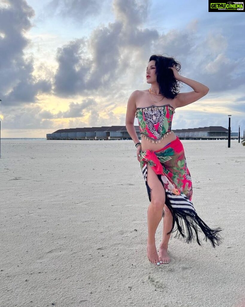 Sunny Leone Instagram - Beautiful sunset!! @brenniakottefaru #brenniakottefaru Outfit by @labeld Styled by @hitendrakapopara Fashion Team @tanyakalraaa @sarinabudathoki Brennia Kottefaru