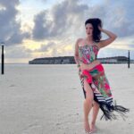 Sunny Leone Instagram – Beautiful sunset!! 
@brenniakottefaru #brenniakottefaru 

Outfit by @labeld
Styled by @hitendrakapopara
Fashion Team @tanyakalraaa
@sarinabudathoki Brennia Kottefaru