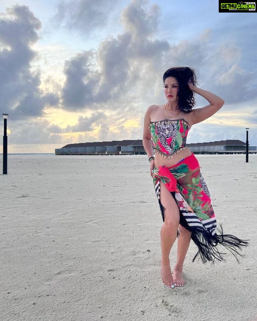 Sunny Leone Instagram - Beautiful sunset!! @brenniakottefaru #brenniakottefaru Outfit by @labeld Styled by @hitendrakapopara Fashion Team @tanyakalraaa @sarinabudathoki Brennia Kottefaru