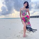 Sunny Leone Instagram – Beautiful sunset!! 
@brenniakottefaru #brenniakottefaru 

Outfit by @labeld
Styled by @hitendrakapopara
Fashion Team @tanyakalraaa
@sarinabudathoki Brennia Kottefaru
