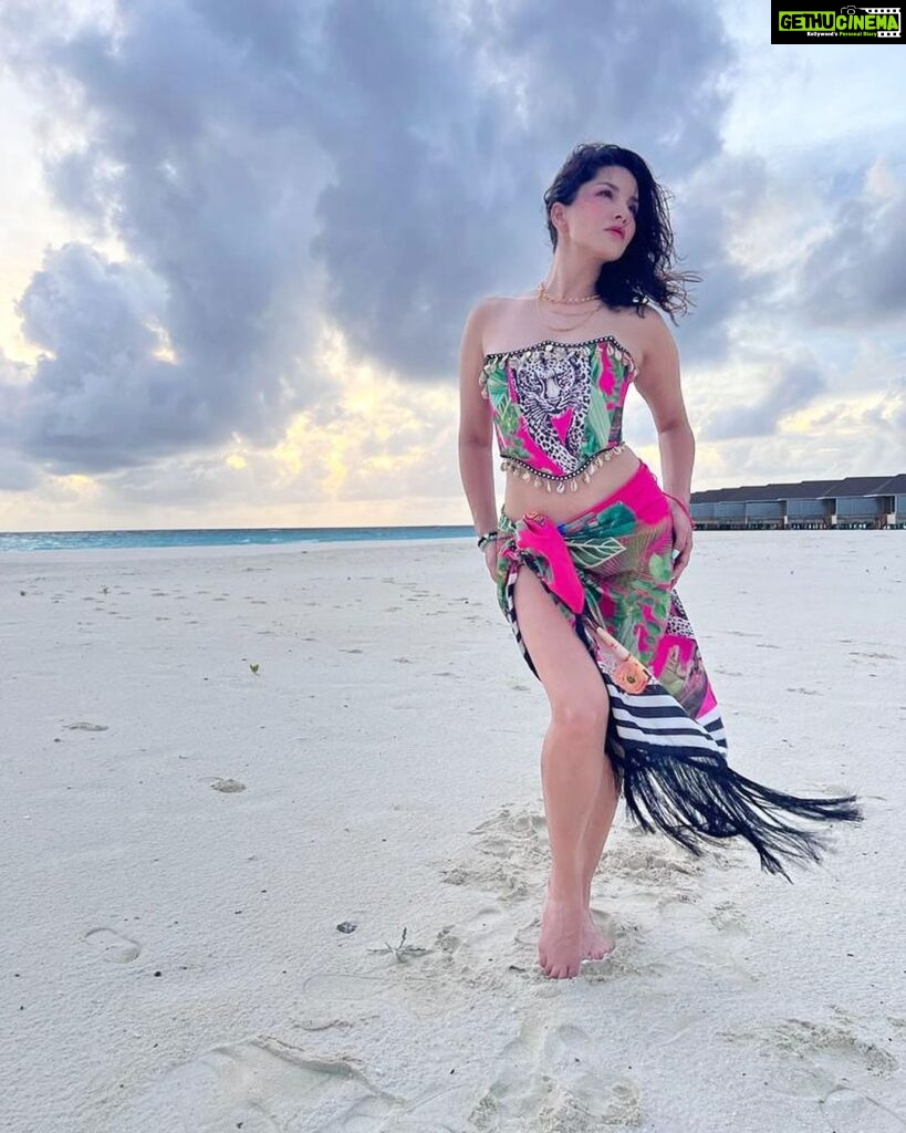 Sunny Leone Instagram - Beautiful sunset!! @brenniakottefaru #brenniakottefaru Outfit by @labeld Styled by @hitendrakapopara Fashion Team @tanyakalraaa @sarinabudathoki Brennia Kottefaru