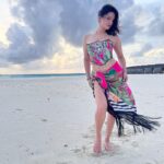Sunny Leone Instagram – Beautiful sunset!! 
@brenniakottefaru #brenniakottefaru 

Outfit by @labeld
Styled by @hitendrakapopara
Fashion Team @tanyakalraaa
@sarinabudathoki Brennia Kottefaru
