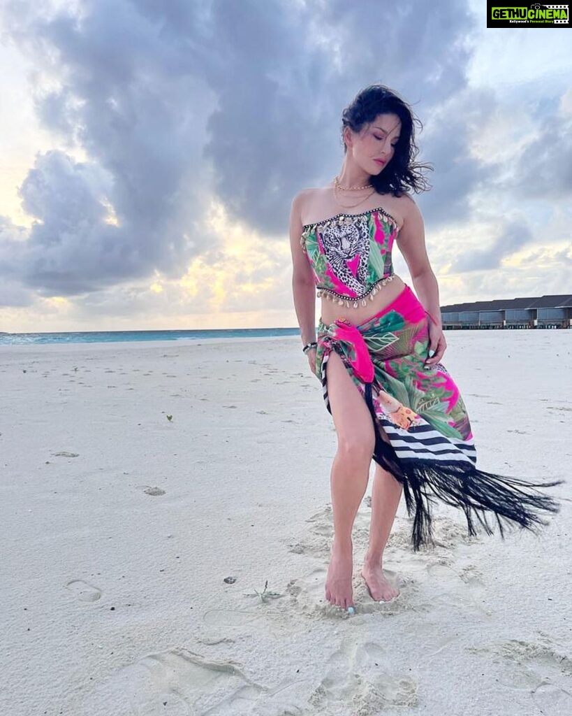 Sunny Leone Instagram - Beautiful sunset!! @brenniakottefaru #brenniakottefaru Outfit by @labeld Styled by @hitendrakapopara Fashion Team @tanyakalraaa @sarinabudathoki Brennia Kottefaru