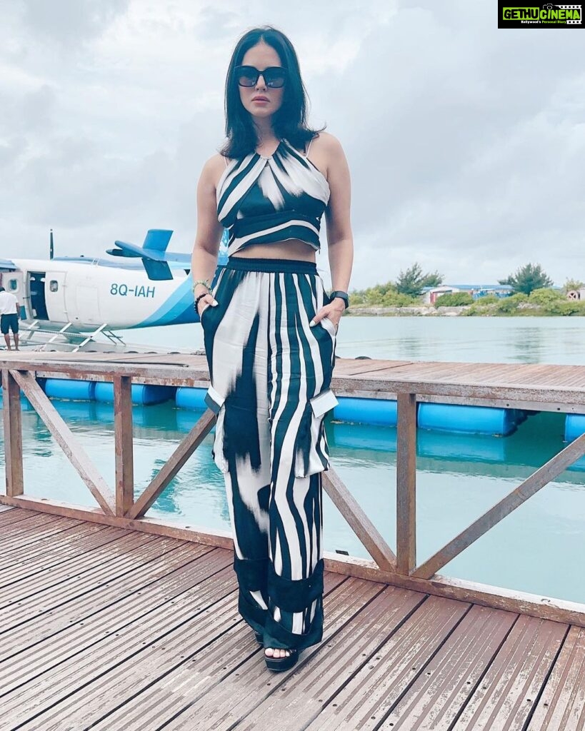 Sunny Leone Instagram - Cute travel outfit! Outfit by @themissyco Styled by @hitendrakapopara Fashion Team @tanyakalraaa @sarinabudathoki @brenniakottefaru . . #SunnyLeone #maldives #familytime Kottefaru Maldives