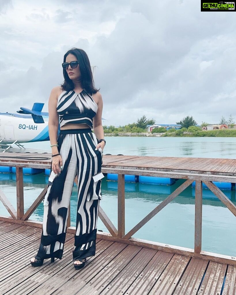 Sunny Leone Instagram - Cute travel outfit! Outfit by @themissyco Styled by @hitendrakapopara Fashion Team @tanyakalraaa @sarinabudathoki @brenniakottefaru . . #SunnyLeone #maldives #familytime Kottefaru Maldives
