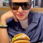 Sunny Leone Instagram - Plant based hamburger in Zurich!! 🍔 . . #SunnyLeone #SunnyLeoneAtCannes #StarStruckbySL #Food #burger #plantbased Zürich, Switzerland