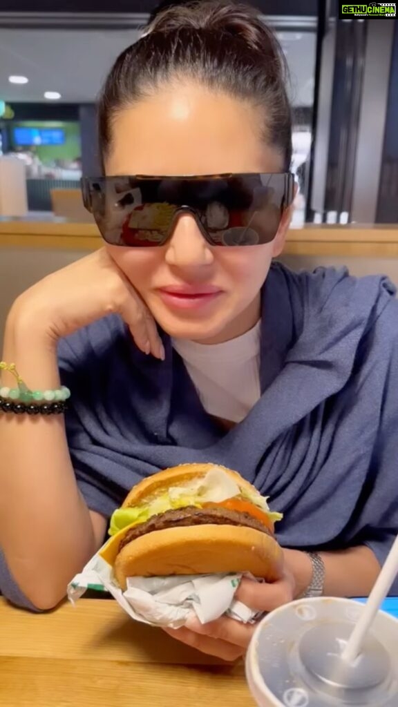 Sunny Leone Instagram - Plant based hamburger in Zurich!! 🍔 . . #SunnyLeone #SunnyLeoneAtCannes #StarStruckbySL #Food #burger #plantbased Zürich, Switzerland