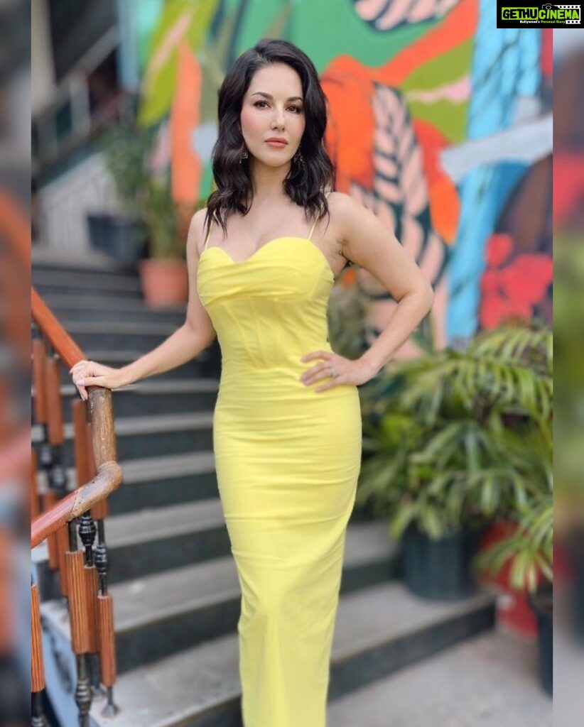 Sunny Leone Instagram - 💛 . . . Makeup: @starstruckbysl Outfit by @a.la.modebyakanksha Earrings by @thenehagoel Styled by @hitendrakapopara Fashion Team @tanyakalraaa @sarinabudathok . . #SunnyLeone #fashion #makeup #ootd #GRWM #StarStruckbySL Mumbai, Maharashtra