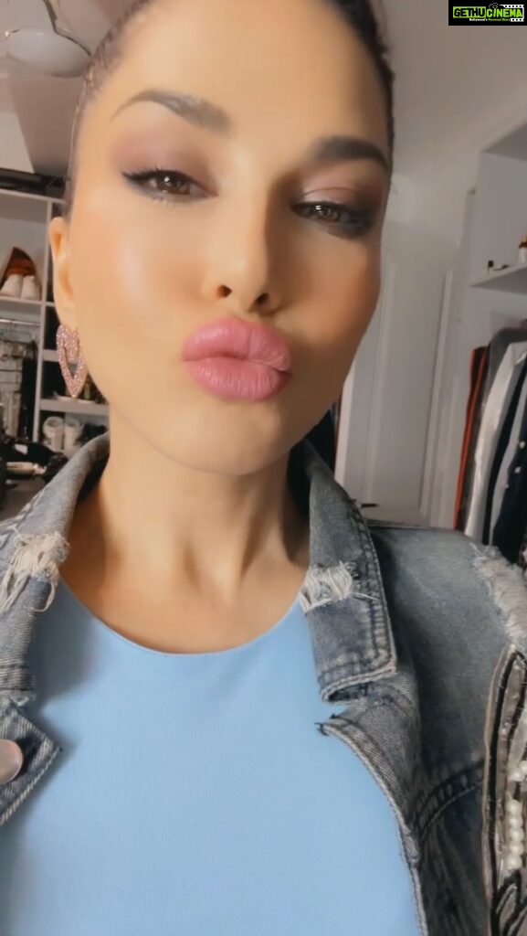 Sunny Leone Instagram - My @starstruckbysl glam tonight. Hair and make up done by me :) everything I used on my face is Starstruck!! . . #SunnyLeone #cosmetic #starstruckbysl #makeup #ootd #GRWM