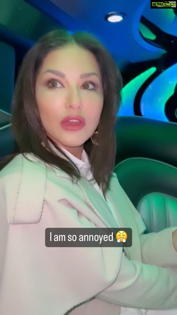 Sunny Leone Instagram - Annoying things that my team makes me do 😂 especially @dirrty99 . . . #SunnyLeone #annoying #socialmedia #bts #funny #SydneyFilmFestival #kennedy