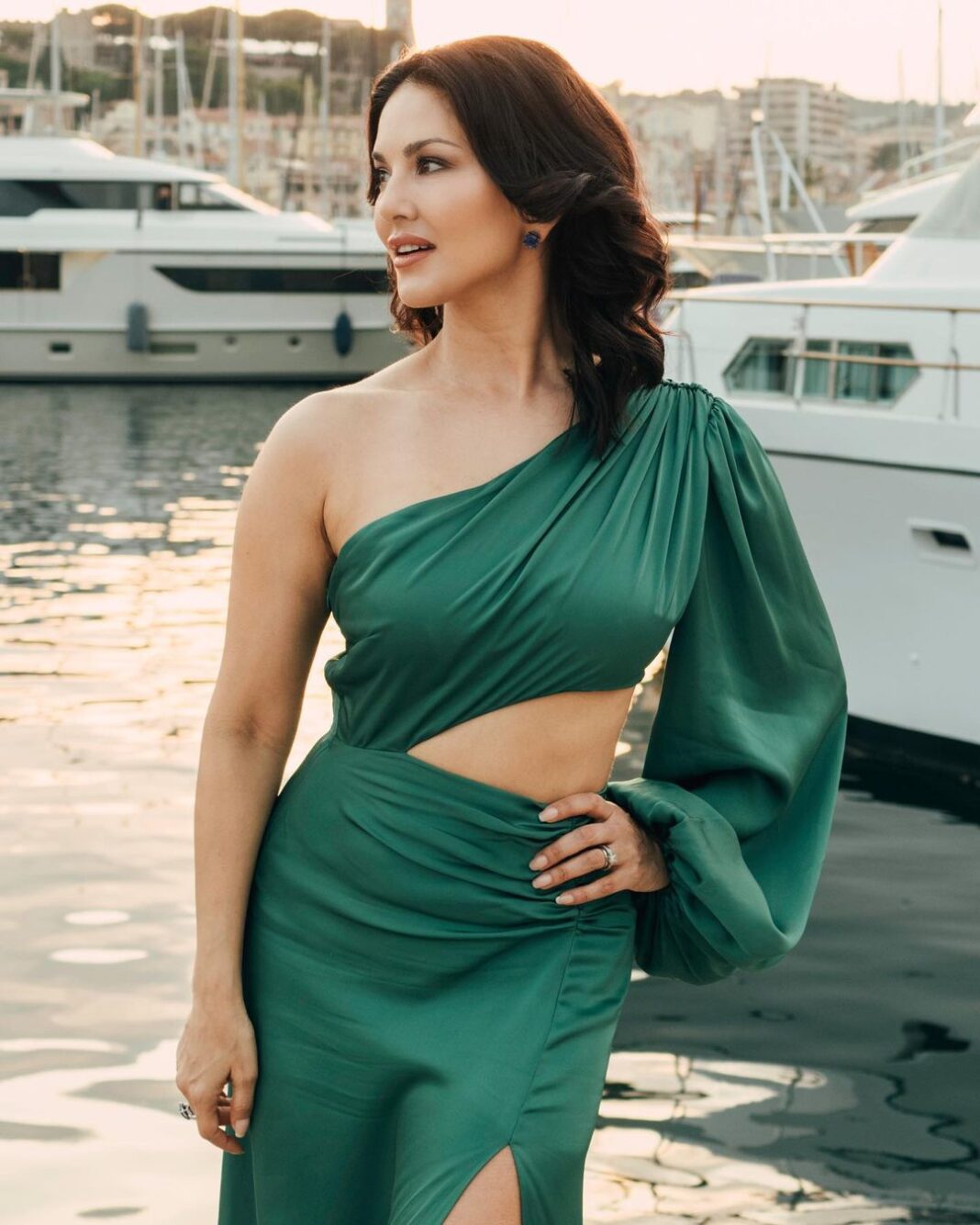 Sunny Leone Instagram - Amazing first day @festivaldecannes doing interviews for #kennedy Thank you @ilya.vanzato for making me feel beautiful. Styling @ilya.vanzato Jewels by @flaviavetorasso Dress by @mariakokhiaofficial H&M by @tomasmoucka Photo by @tomasmoucka @laurentkoffel @anuragkashyap10 @zeestudiosofficial @goodbadfilmsofficial . . #SunnyLeone #SunnyLeoneAtCannes #KennedyAtCannes Cannes, French Riviera, France