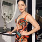 Sunny Leone Instagram – Such a pretty dress! 

Outfit by @khushburathodlabel
Jewellery by @shayagrams
Styled by @hitendrakapopara
Fashion Team @tanyakalraaa
@sarinabudathok
HMU @kin_vanity
