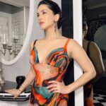 Sunny Leone Instagram – Such a pretty dress! 

Outfit by @khushburathodlabel
Jewellery by @shayagrams
Styled by @hitendrakapopara
Fashion Team @tanyakalraaa
@sarinabudathok
HMU @kin_vanity