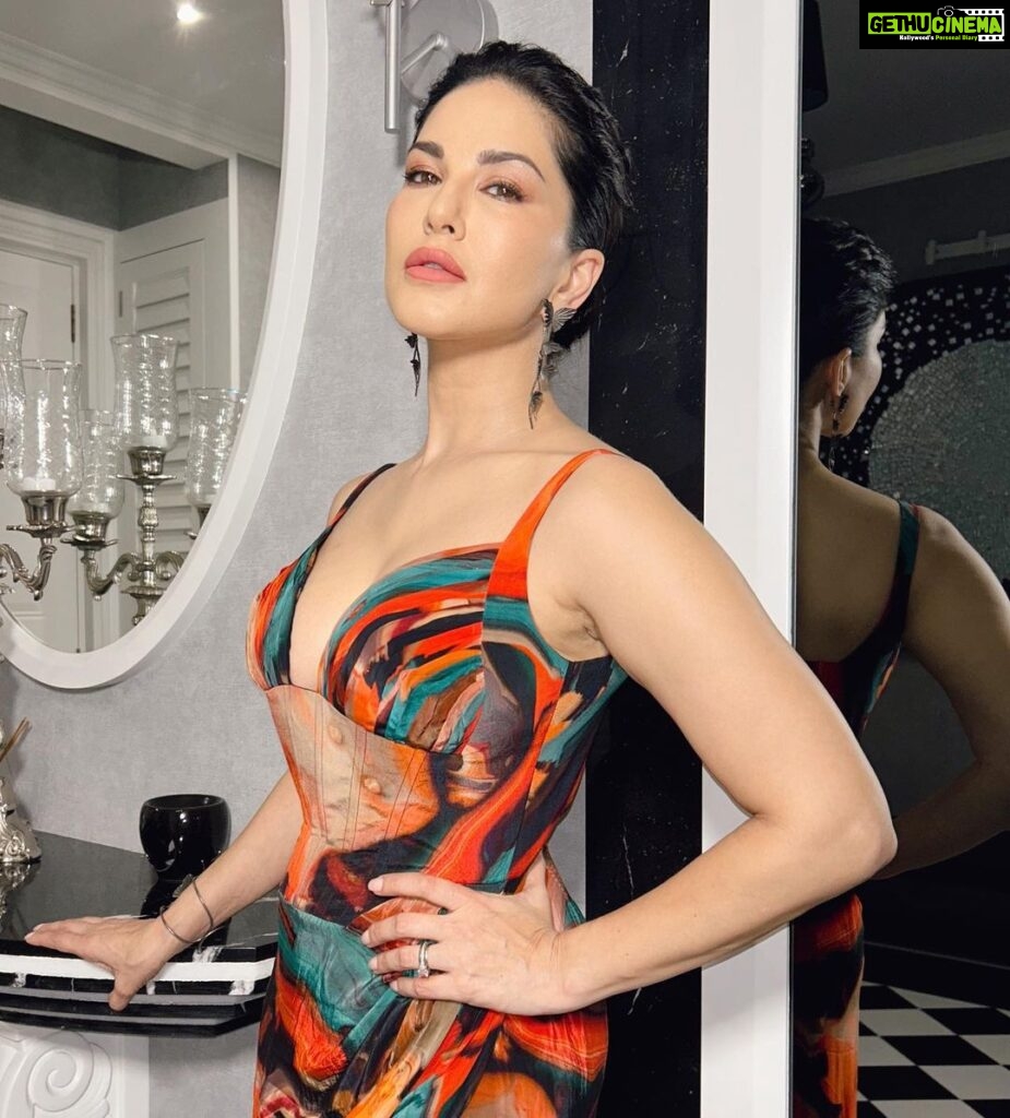Sunny Leone Instagram - Such a pretty dress! Outfit by @khushburathodlabel Jewellery by @shayagrams Styled by @hitendrakapopara Fashion Team @tanyakalraaa @sarinabudathok HMU @kin_vanity