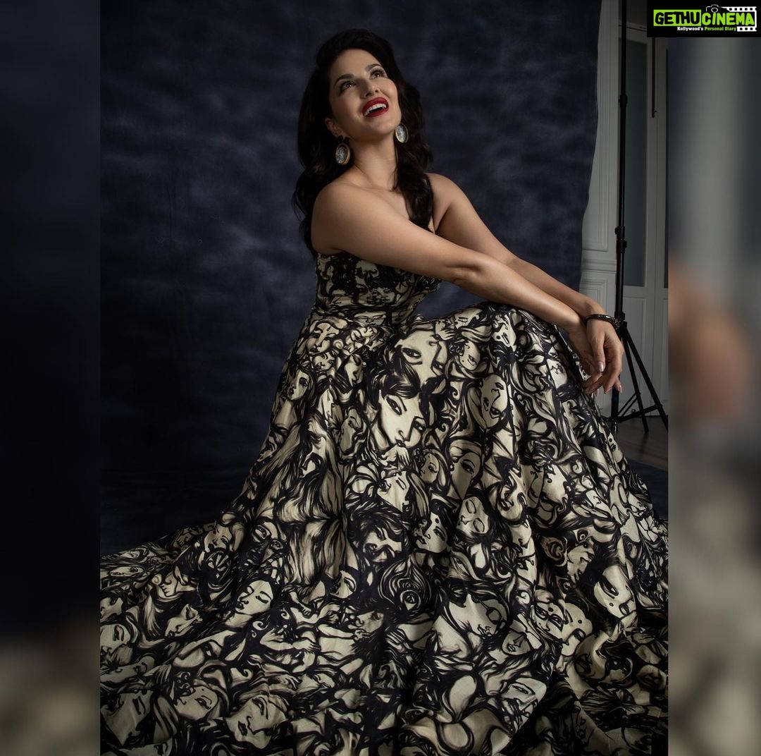 Sunny Leone Instagram - About my night! Outfit by @whencut_goddamn Earrings by @maaliciousjewelry Styled by @hitendrakapopara Fashion Team @tanyakalraaa @sarinabudathok HMU @scottf_beauty Assisted by @shefali.makeuphair Photographer: @ishanzaka Photography Assistant: @vikrant_ry