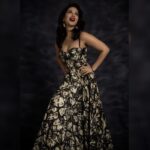 Sunny Leone Instagram - About my night! Outfit by @whencut_goddamn Earrings by @maaliciousjewelry Styled by @hitendrakapopara Fashion Team @tanyakalraaa @sarinabudathok HMU @scottf_beauty Assisted by @shefali.makeuphair Photographer: @ishanzaka Photography Assistant: @vikrant_ry