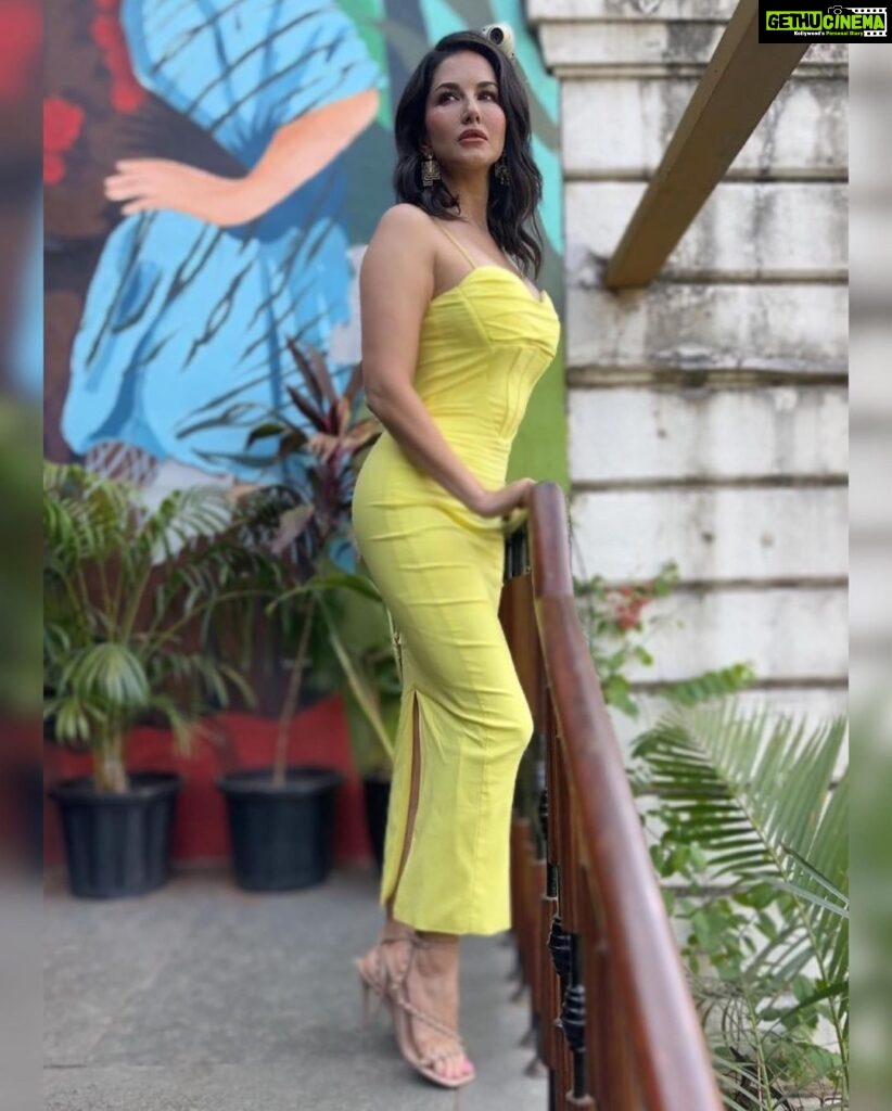 Sunny Leone Instagram - 💛 . . . Makeup: @starstruckbysl Outfit by @a.la.modebyakanksha Earrings by @thenehagoel Styled by @hitendrakapopara Fashion Team @tanyakalraaa @sarinabudathok . . #SunnyLeone #fashion #makeup #ootd #GRWM #StarStruckbySL Mumbai, Maharashtra