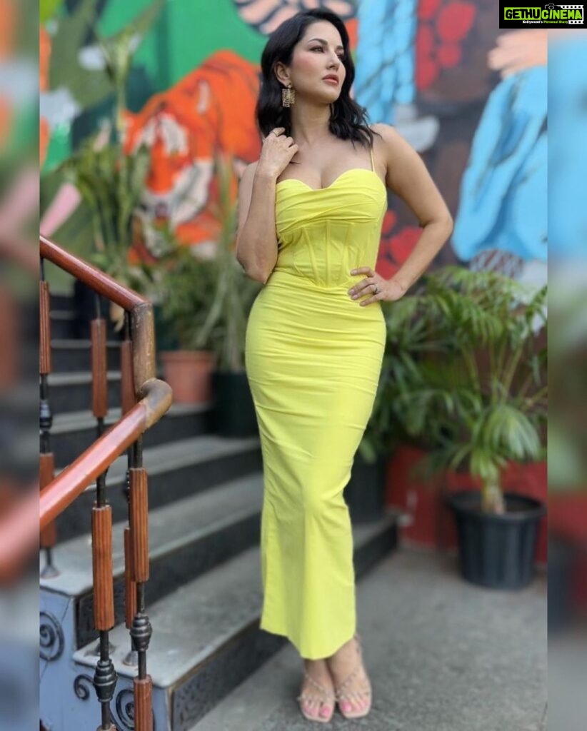 Sunny Leone Instagram - 💛 . . . Makeup: @starstruckbysl Outfit by @a.la.modebyakanksha Earrings by @thenehagoel Styled by @hitendrakapopara Fashion Team @tanyakalraaa @sarinabudathok . . #SunnyLeone #fashion #makeup #ootd #GRWM #StarStruckbySL Mumbai, Maharashtra