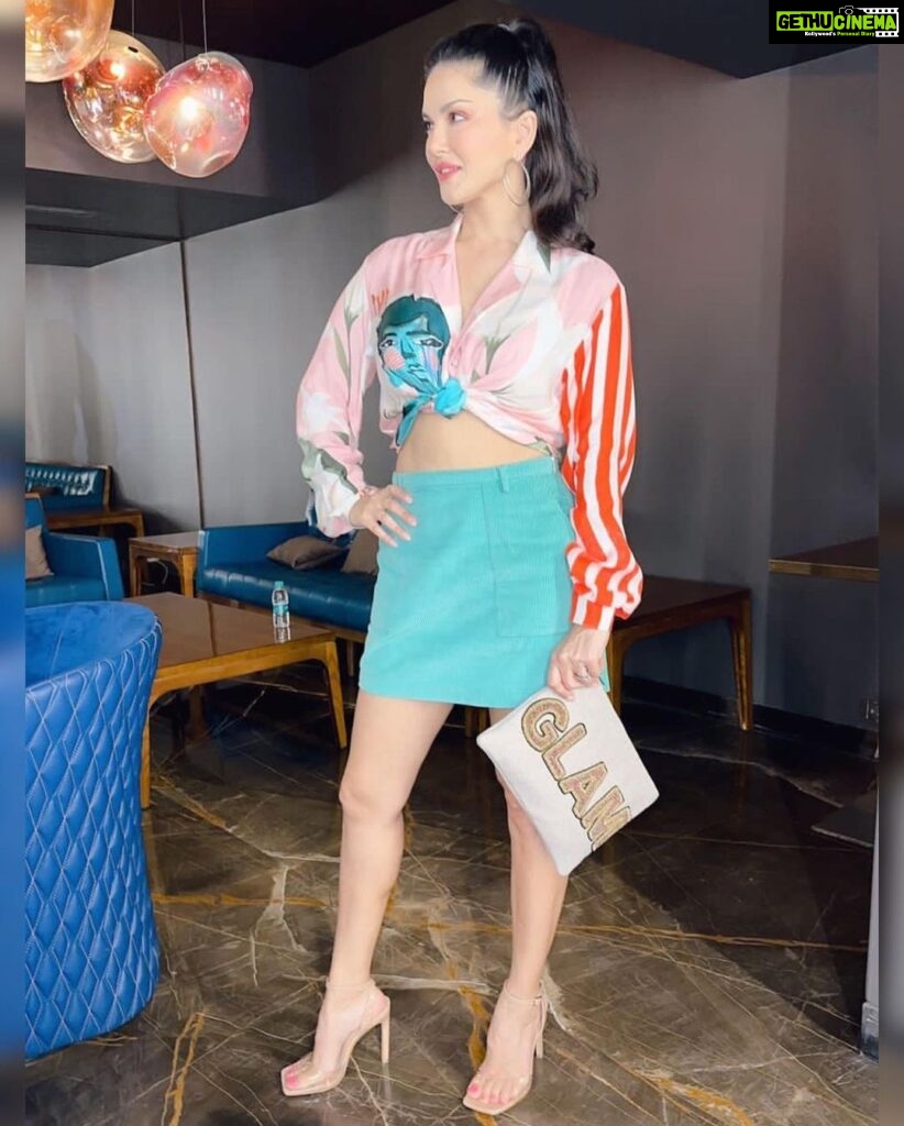 Sunny Leone Instagram - Love this look 😍😍 Hello Delhi !! Missed you. . . Makeup: @starstruckbysl Shirt by @trazenie Skirt by @sazo.in @projectteteatete Clutch by @oceana_clutches Styled by @hitendrakapopara Fashion Team @tanyakalraaa @sarinabudathoki . . #SunnyLeone #fashion #ootd #GRWM #StarStruckbySL #makeup #shoot #bts New Delhi