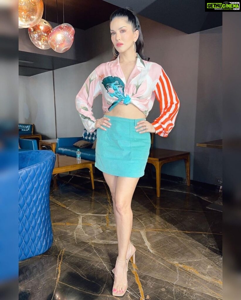 Sunny Leone Instagram - Love this look 😍😍 Hello Delhi !! Missed you. . . Makeup: @starstruckbysl Shirt by @trazenie Skirt by @sazo.in @projectteteatete Clutch by @oceana_clutches Styled by @hitendrakapopara Fashion Team @tanyakalraaa @sarinabudathoki . . #SunnyLeone #fashion #ootd #GRWM #StarStruckbySL #makeup #shoot #bts New Delhi