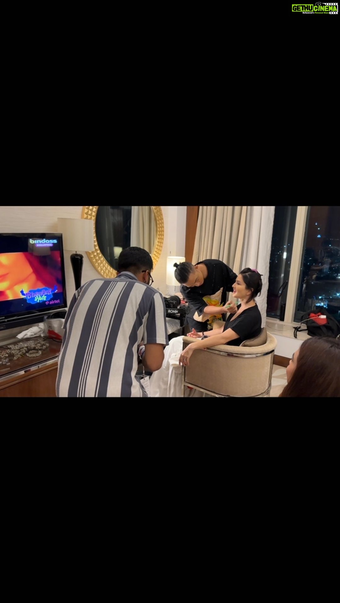 Sunny Leone Instagram - 🔊When you have to make your own narrative cause the team doesn't want the TV audio to be ON 😂 . . #SUNNYLEONE #bts #onsets #StarStruckbySL #fashionShow #funny . . @kin_vanity @jeetihairtstylist @sunnyrajani @hitendrakapopara