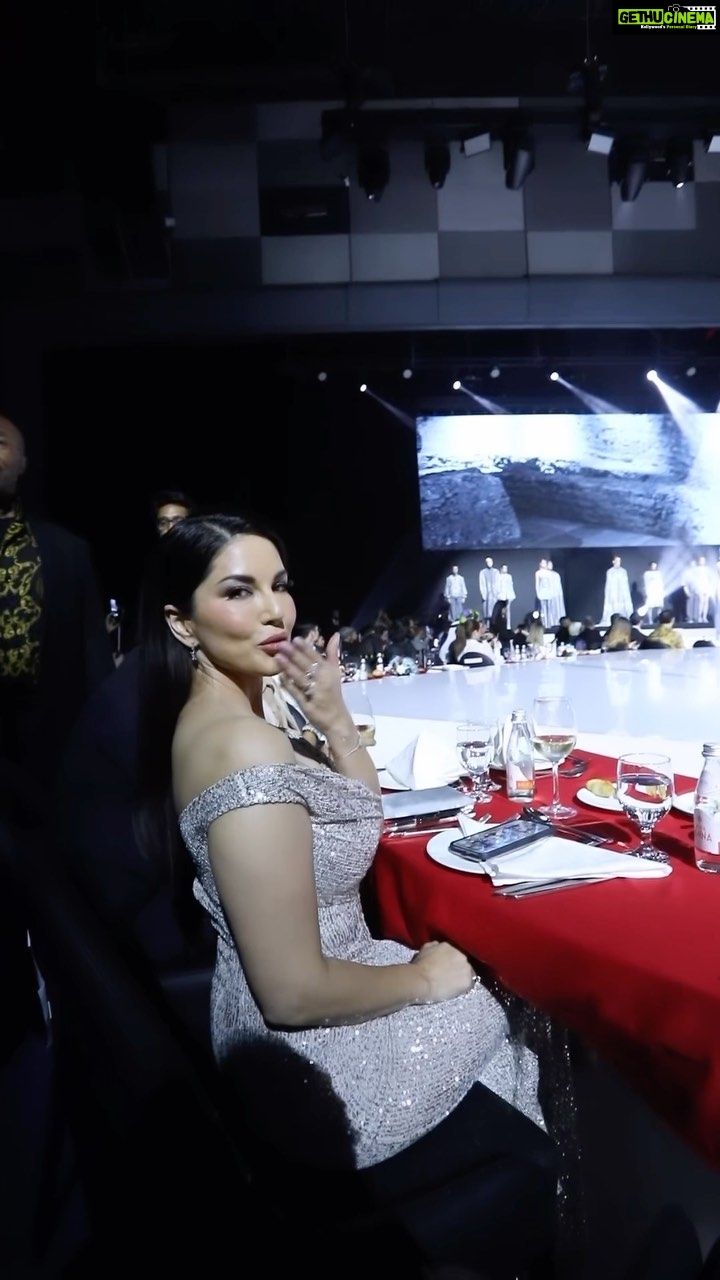 Sunny Leone Instagram - #FashionzByDanube is set to add glamour to Dubai’s skyline! What an amazing night! @danubeproperties @rizwan.sajan #danubeproperties #dubai #rizwansajan #danube #SunnyLeone #StarStruckbySL #fashion #fashionshow Dubai - دبى