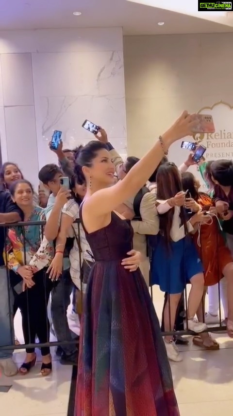 Sunny Leone Instagram - Tag a selfie lover!! . . #SunnyLeone #selfie #StarStruckbySL #shopping #fashion #fans