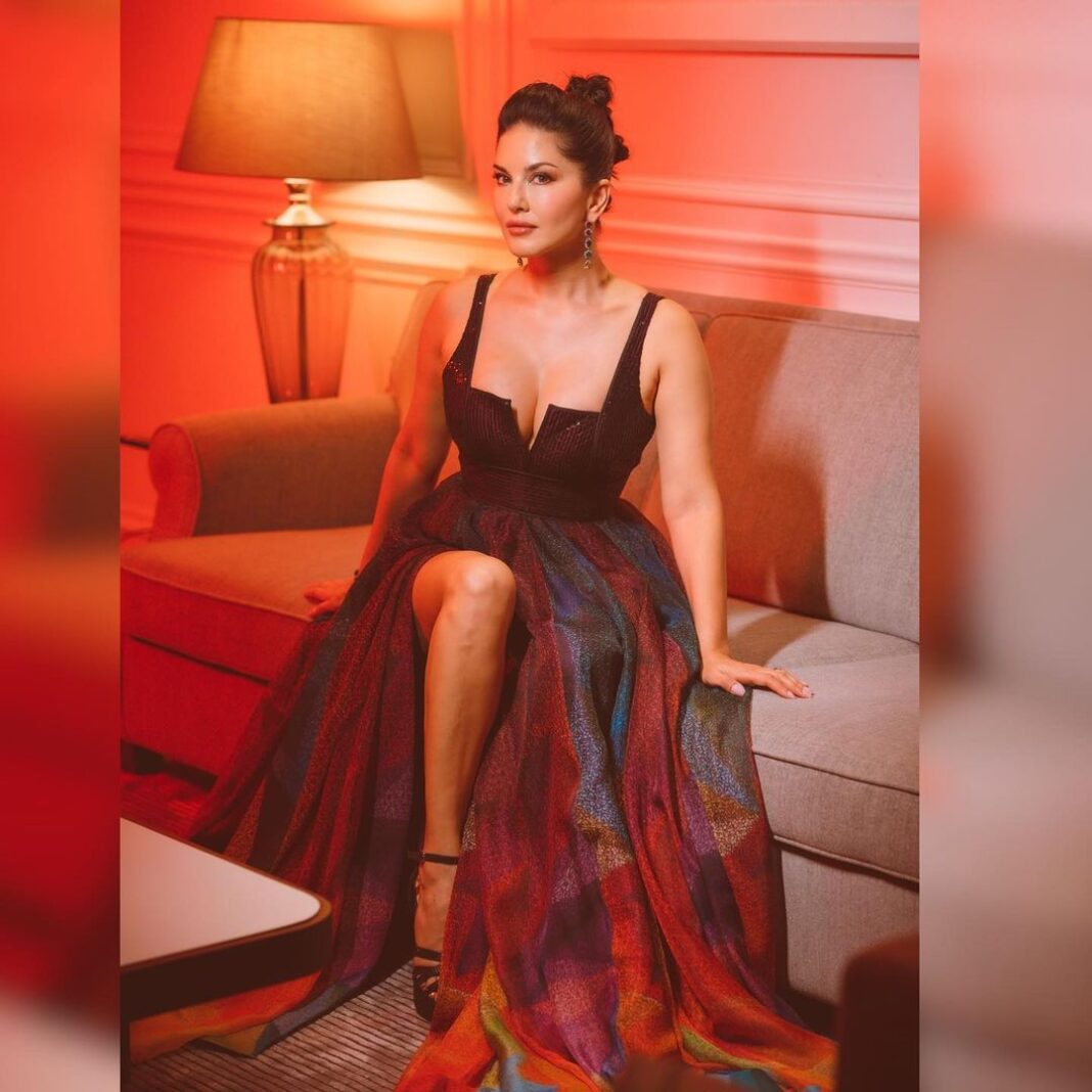 Sunny Leone Instagram - More from last night! Outfit by @cedaarandpine Jewellery by @shivamgolddiamonds Styled by @hitendrakapopara Fashion Team @tanyakalraaa @sarinabudathoki H&M @scottf_beauty and his assistant “B” Shot by @navneet_photography @starstruckbysl #fashion #filmfare #design #redcarpet #sunnyleone #starstruck