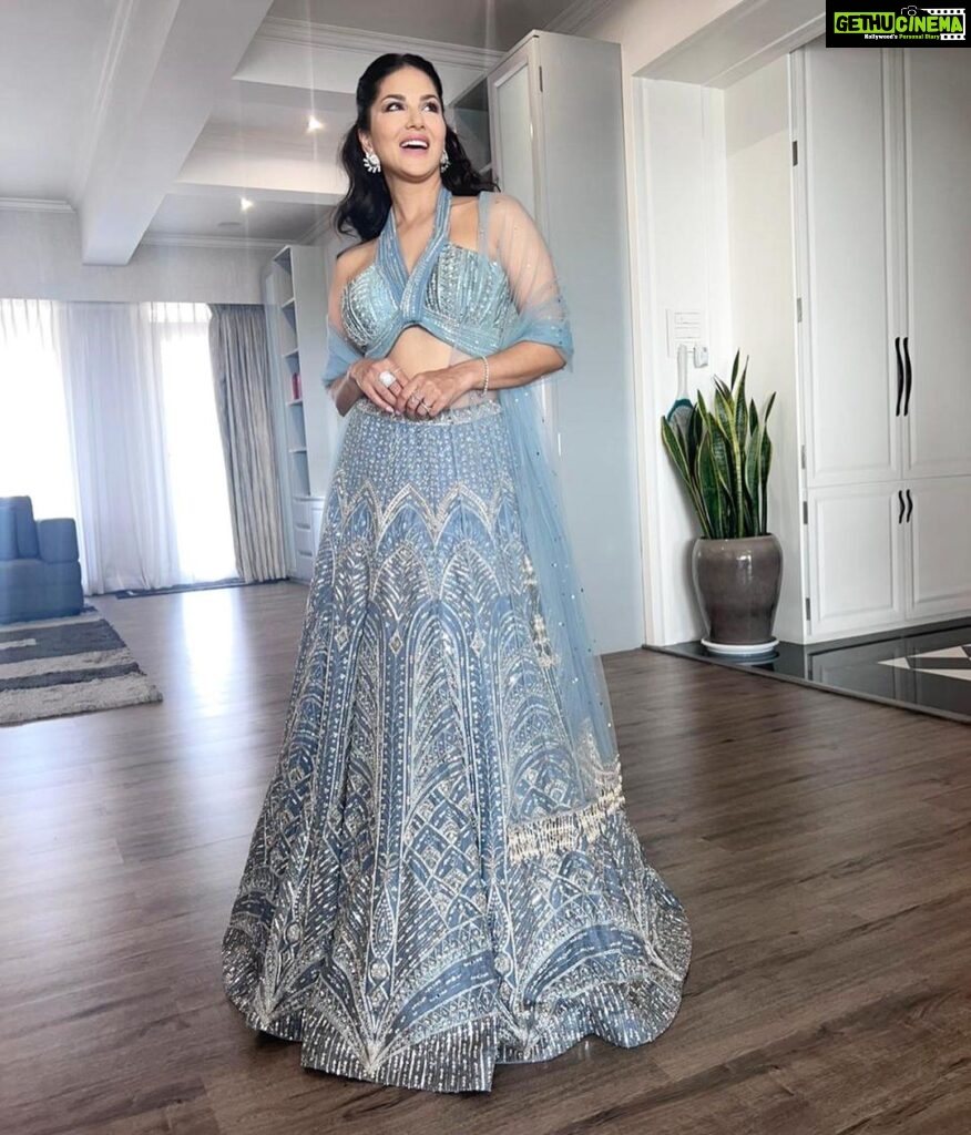 Sunny Leone Instagram - Wedding time! Outfit by @chameeandpalak @viralmantra Jewellery by @rubans.in @oakpinionpr Clutch by @oceana_clutches Styled by @hitendrakapopara Fashion Team @tanyakalraaa @sarinabudathoki Hair and makeup by me @starstruckbysl