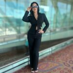 Sunny Leone Instagram - 😎 . . Outfit: @brownsugar.in @aaayeshamehta @purva.pandey__ Styled by @hitendrakapopara Fashion Team @tanyakalraaa @sarinabudathoki . . #SunnyLeone #AirportDiaries
