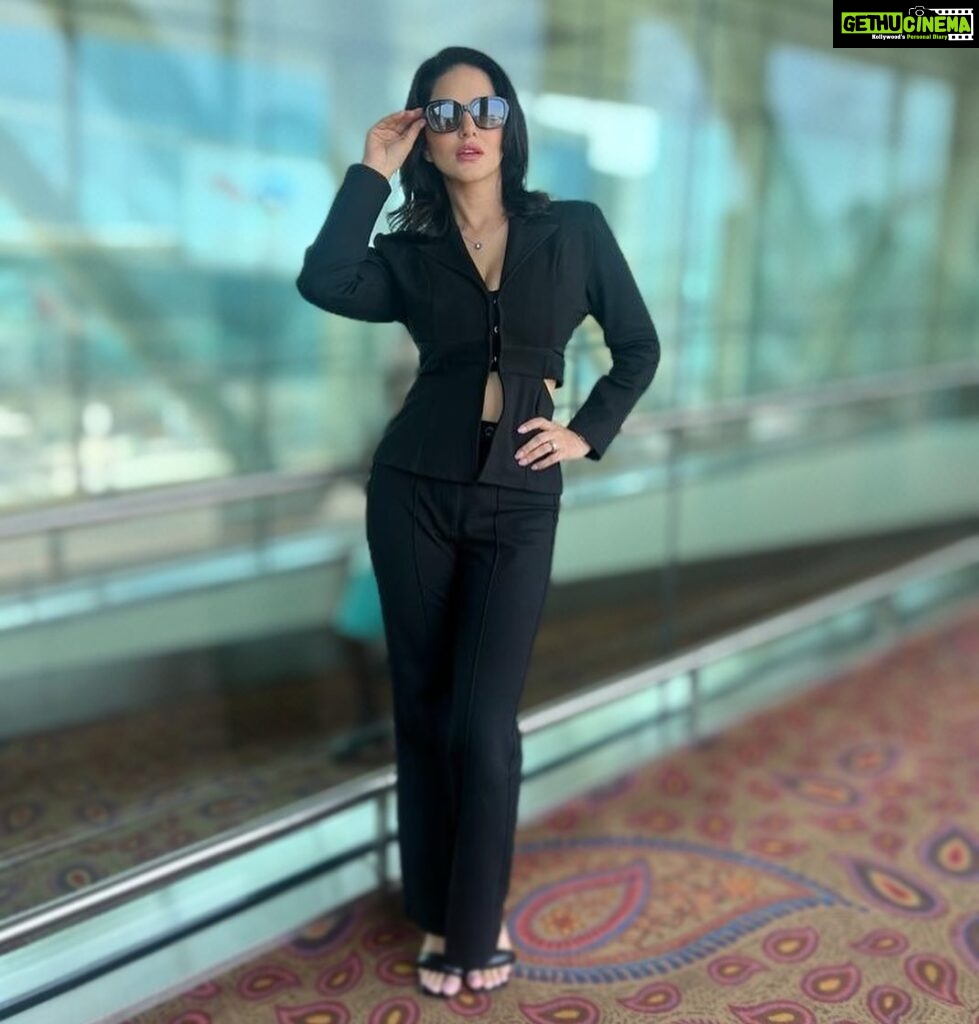 Sunny Leone Instagram - 😎 . . Outfit: @brownsugar.in @aaayeshamehta @purva.pandey__ Styled by @hitendrakapopara Fashion Team @tanyakalraaa @sarinabudathoki . . #SunnyLeone #AirportDiaries