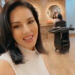Sunny Leone Instagram - We are glamming up 20 women from this office today only using @starstruckbysl it’s time to celebrate all these hardworking women! Oh and one gentleman who let us do some men’s grooming! Thank you my beauties!!