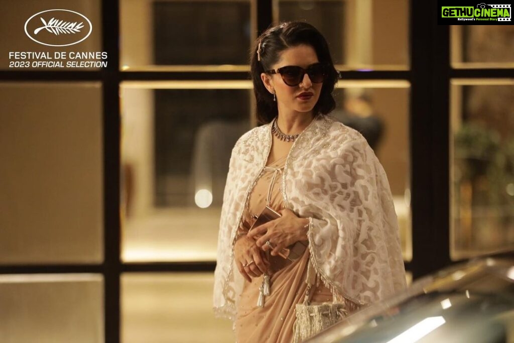 Sunny Leone Instagram - I’m Charlie and Kennedy is going to @festivaldecannes #Kennedy is in the Official Selection at the Cannes Film Festival! Directed by Anurag Kashyap, Kennedy will premiere as part of the Official Selection in the Midnight Screenings section at the 76th Cannes Film Festival. @anuragkashyap10 @itsrahulbhat @festivaldecannes @goodbadfilmsofficial @cinemakasam @kabirahuja @shariq_patel @zeestudiosofficial @sylvesterfonseca #KunalSharma @atanline @aamir.aziz.3785 @boyblanck @musicnarula @indikarakshay @kavanahalpara @kazvindangor @prashant316 @viralshah_ @adrika.shetty @manoj.limbachiya.94 @gautamkishanchandani @rod__sunil @mrityunjaysingh.vfx @makarandsurte @gautmik #SakshiMehtaLau @animeshpanwar @deepak.kattar @filmynerd @warriorsttouch @truebluedesignco #Kennedy #KennedyAtCannes