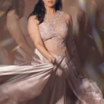 Sunny Leone Instagram - Loved this gown Outfit by @Anjumqureshilabel Jewellery by @shivamgolddiamonds Styled by @hitendrakapopara Fashion Team @tanyakalraaa @sarinabudathoki HMU @kin_vanity @jeetihairtstylist Photographer @navneet_photography