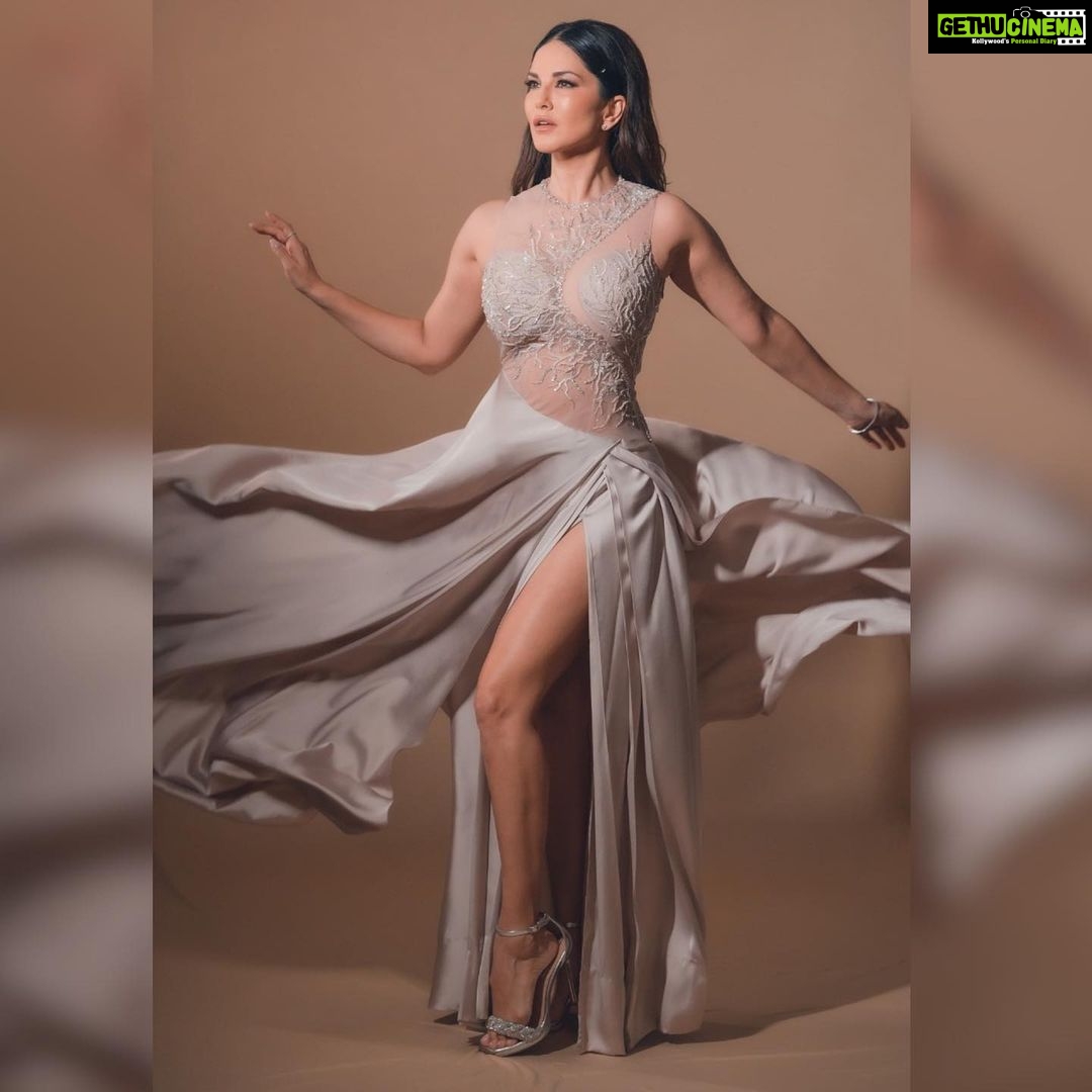 Sunny Leone Instagram - About last nights gorg gown!! Outfit by @Anjumqureshilabel Jewellery by @shivamgolddiamonds Styled by @hitendrakapopara Fashion Team @tanyakalraaa @sarinabudathoki HMU @kin_vanity @jeetihairtstylist Photographer @navneet_photography