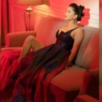 Sunny Leone Instagram - More from last night! Outfit by @cedaarandpine Jewellery by @shivamgolddiamonds Styled by @hitendrakapopara Fashion Team @tanyakalraaa @sarinabudathoki H&M @scottf_beauty and his assistant “B” Shot by @navneet_photography @starstruckbysl #fashion #filmfare #design #redcarpet #sunnyleone #starstruck