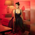 Sunny Leone Instagram - More from last night! Outfit by @cedaarandpine Jewellery by @shivamgolddiamonds Styled by @hitendrakapopara Fashion Team @tanyakalraaa @sarinabudathoki H&M @scottf_beauty and his assistant “B” Shot by @navneet_photography @starstruckbysl #fashion #filmfare #design #redcarpet #sunnyleone #starstruck